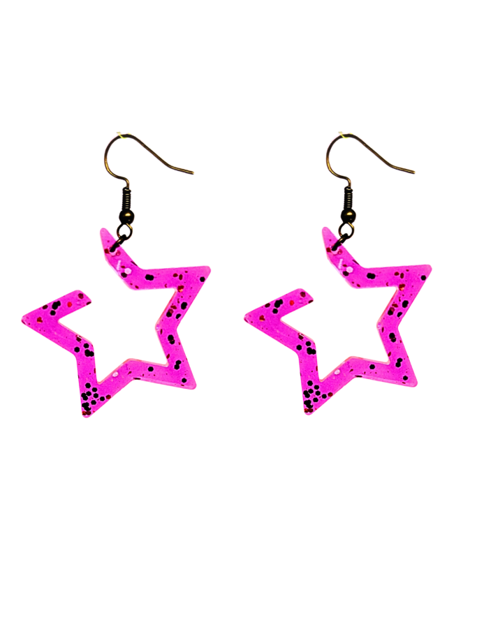 Pendientes en forma de estrella de color rosa con detalles negros.